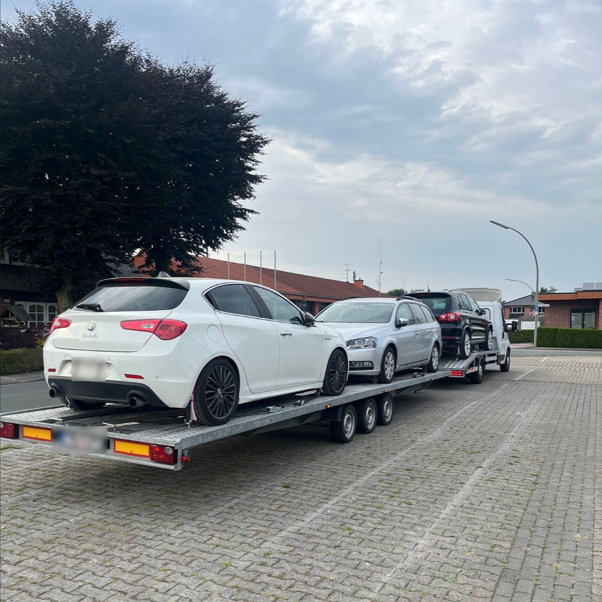 Fahrzeug wird auf Transporter geladen